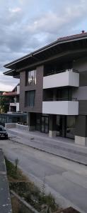 un edificio con un coche aparcado delante en Green apartment Velingrad, en Velingrad