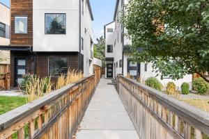 un marciapiede di fronte a una casa con una recinzione di Modern Townhome For Long Stays Near Sloans Lake a Denver