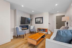 un soggiorno con divano e camino di Modern Townhome For Long Stays Near Sloans Lake a Denver