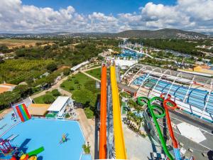 uma vista aérea de um parque de diversões com piscina em Dalia em Quarteira