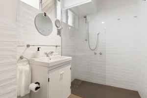 Ένα μπάνιο στο Rockingham Beach Breeze 2br Retreat +13 φωτογραφίες