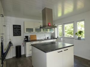 Una cocina con gabinetes blancos y una encimera negra. en fewo1846 - Haus Hygge - Bungalow mit Garten und 2 Schlafzimmern, en Flensburg