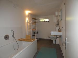 Un baño con bañera, lavabo e inodoro. en fewo1846 - Haus Hygge - Bungalow mit Garten und 2 Schlafzimmern, en Flensburg 18 fotos más