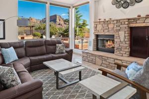 Una sala de estar con un sofá y una chimenea. en High end Haven for Family - Views Luxury Pool, en Sedona