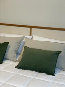 Postel nebo postele na pokoji v ubytování Departamentos Exclusivos by FAZ - Forja, Instituto, Atenas, Plaza de la musica, Estadio Kempes, Clinica Reina Fabiola, Sanatorio Allende - Ubicacion Estrategica + 4 fotografie