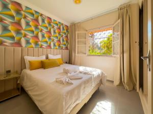 Un dormitorio con una cama grande con un cuadro en la pared. en Appartement lumineux avec Jardin à la palmeraie, en Marrakech