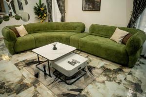 Afbeelding uit fotogalerij van Azraa 2 Bedroom Luxury Apartment in Awka