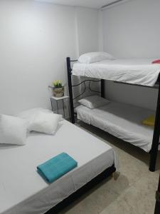 a room with two bunk beds with a blue towel on them at Apartamento lindo con Jacuzzi in Villeta