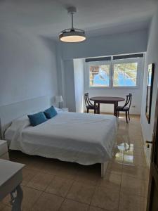 une chambre avec un lit et une table avec des chaises dans l'établissement Casa Pinto, à Santa Cruz de la Palma