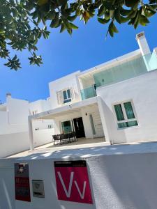 Una casa blanca con un cartel delante en Casa Millo, en Costa Teguise