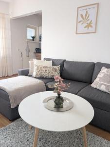 un soggiorno con divano e tavolino bianco di 18 - Cozy apartment with view, top 7th floor a Kemi