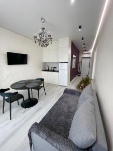ein Wohnzimmer mit Couch und Tisch in der Unterkunft Апартаменты с панорамным видом возле моря in Odessa