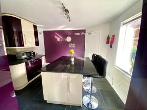 Η κουζίνα ή μικρή κουζίνα στο 5 Bedroom Home in Central MK