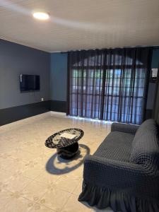 Μια τηλεόραση ή/και κέντρο ψυχαγωγίας στο RA-SHA Apartments