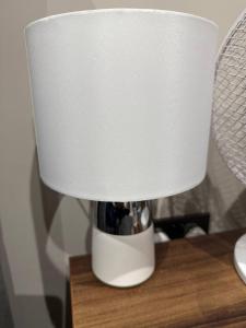 une lampe blanche assise au-dessus d'une table dans l'établissement #61 Spacious 3-Bedroom House at 163 Bolingbroke Rd, à Parkside