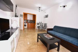 una sala de estar con un sofá y una mesa en Ventura Park 1 6, en Salou