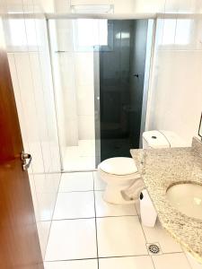 Cobertura Vista Mar com Piscina Privativa - PG في برايا جراندي: حمام ابيض مع مرحاض ودش