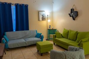 ein Wohnzimmer mit einer Couch und einem Sessel in der Unterkunft Ground Floor Condo with Pool unit A - Island Morning Sun 1 in South Padre Island