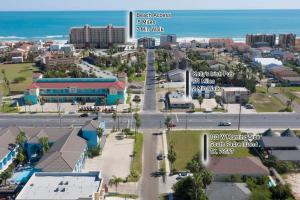 eine Luftblick auf eine Stadt mit Strand in der Unterkunft Ground Floor Condo with Pool unit A - Island Morning Sun 1 in South Padre Island