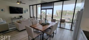 Μια τηλεόραση ή/και κέντρο ψυχαγωγίας στο 2-Level Beachfront Luxury - Sunchase IV - 326