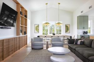 TV a/nebo společenská místnost v ubytování Brand New The Greenmoor House with Pool