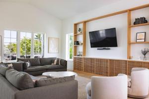 TV a/nebo společenská místnost v ubytování Brand New The Greenmoor House with Pool