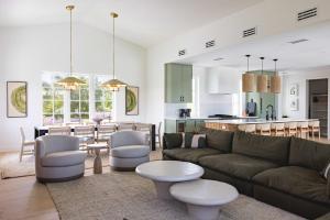 Posezení v ubytování Brand New The Greenmoor House with Pool + 37 fotografií