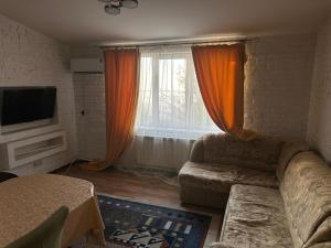 アルマトイにあるMountain house on the Kamensky Plateauのソファと大きな窓のあるリビングルーム