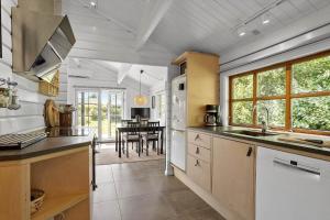 una cucina con bancone e una sala da pranzo di LN1216-Hjorring-M-Kabelsvej-12 a Hjørring Altre 14 foto