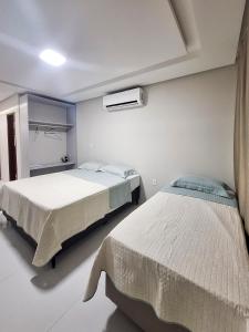 アラカジュにあるStudio 07 - 2K Atalaia Apenas 150m da Orlaの部屋にベッドが2つある寝室