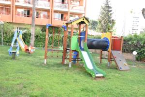 un grupo de equipos de juegos en un parque en Ventura Park 1 6, en Salou