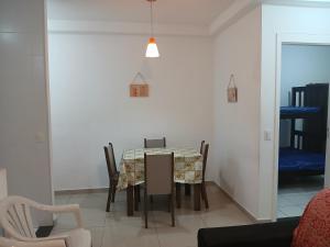 Un comedor con mesa y sillas en Apartamento á 2 minutos da Praia, en Praia Grande