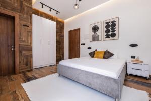 海法House 46的卧室配有白色的床和木地板