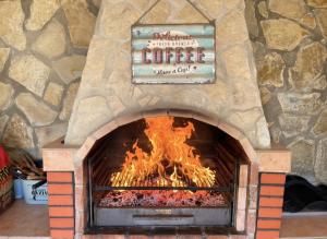 a stone pizza oven with a sign on it at Villa de L o L a, Pura Calma & Jakuzzi, a 50 minutos de Málaga y 45 de Córdoba in Lucena