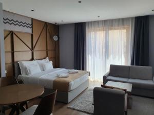 ein Hotelzimmer mit einem Bett und einem Tisch in der Unterkunft Vila Borova Wellness&SPA Resort in Zlatibor