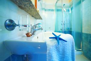 Ett badrum på Alkyon Apartments & Villas Hotel
