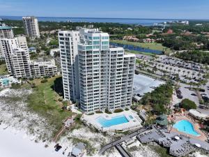 una vista aérea de un gran edificio de apartamentos con piscina en 4336 Beachside Two, en Destin