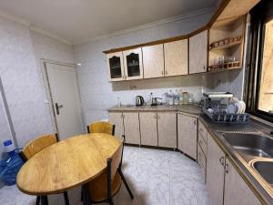 Η κουζίνα ή μικρή κουζίνα στο 2BR Apartment in Tlaa Al Ali, Parking, AC, WIFI