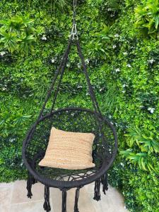 a black swing with a straw pillow on it at Le Ruby in Amboise