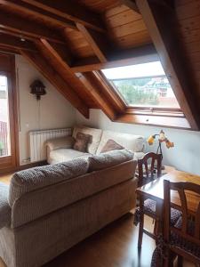 CAMBRA APARTAMENT, Dúplex acogedor en el coraón de El Pont de Suert في إل بونت دي سويرت: غرفة معيشة مع أريكة وطاولة