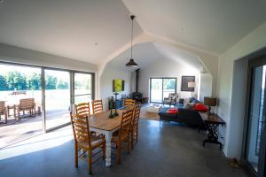 ein Esszimmer und ein Wohnzimmer mit Tisch und Stühlen in der Unterkunft Ravenscroft Cottage in Eccleston + 9 Fotos