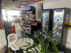 ein Geschäft mit zwei Getränkeautomaten und einer Topfpflanze in der Unterkunft Flat Boa Viagem in Recife