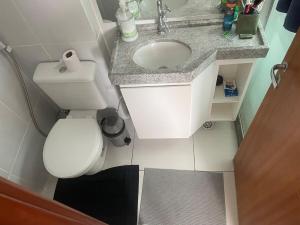 ein kleines Badezimmer mit Toilette und Waschbecken in der Unterkunft Flat Boa Viagem in Recife + 14 Fotos