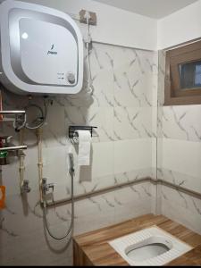 a bathroom with a toilet with a tv on the wall at Holiday cabin in Sibey in Hāpoli