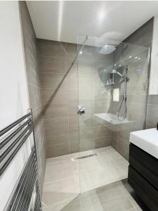 GlantonにあるTurnpike Houseの浴室のガラス扉付きシャワー