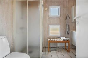 ヒアツハルスにあるLN2015-Hirtshals-Raevestien-9のバスルーム(テーブル、トイレ付)、窓が備わります。