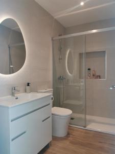 Un baño con lavabo, inodoro y ducha. en Ático El Limón, en Alhaurín de la Torre