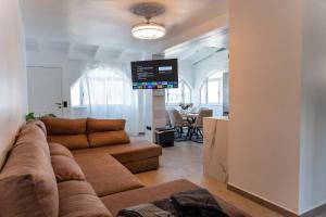 un soggiorno con divano e TV a schermo piatto di Villa para 12 personas en Santa Pola, frente a isla Tabarca a Gran Alacant