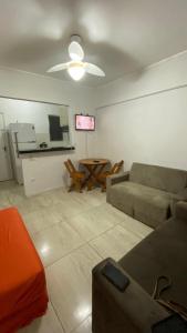 un salon avec un canapé et une table dans l'établissement APTO 337 Malibu Praia Grande SP, à Praia Grande