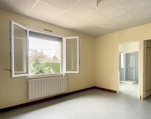Una habitación vacía con una ventana grande y un radiador. en L'Arbre de Vie, en Montmarault